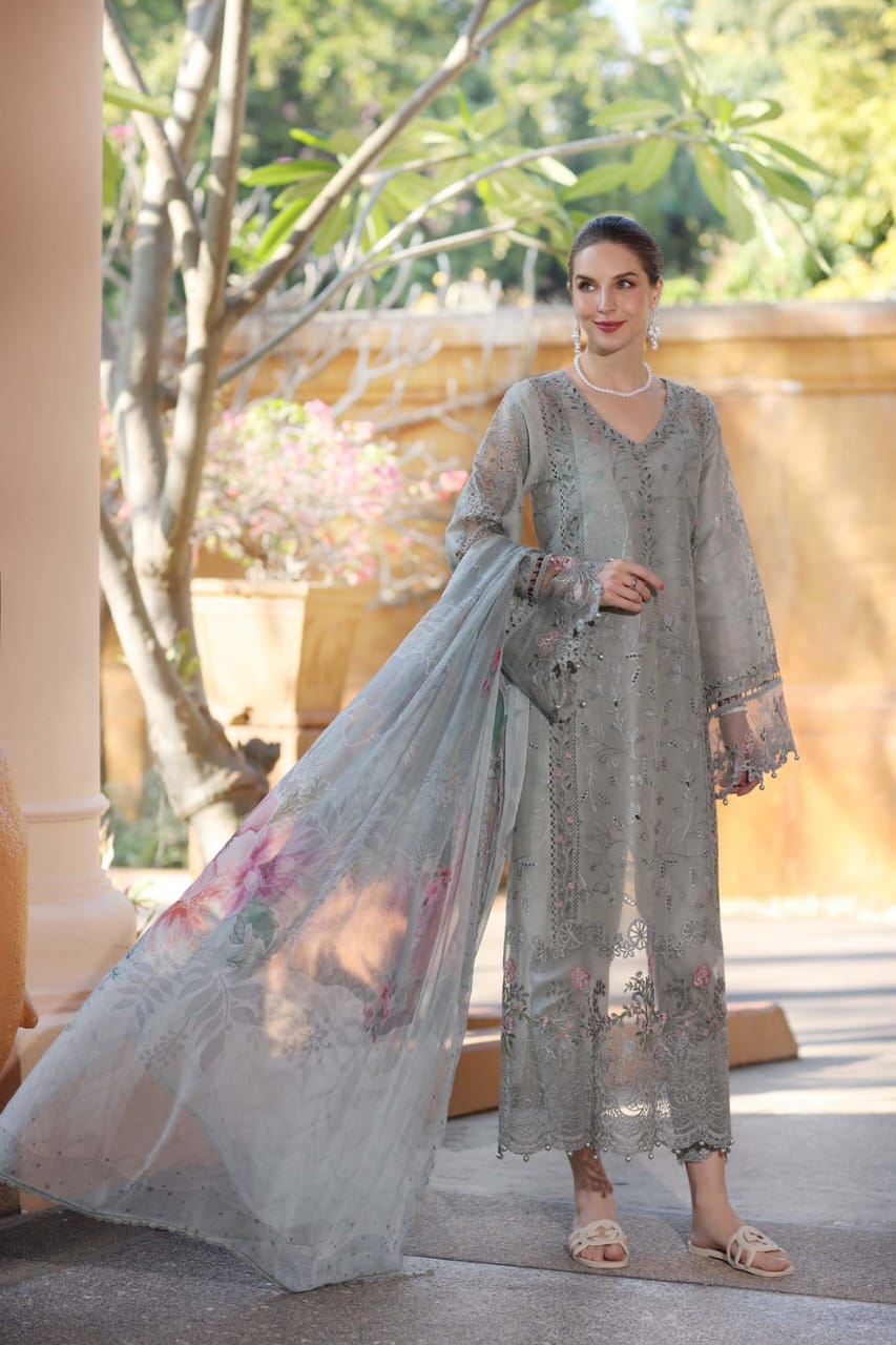 03-Piece Lawn Suit With Heavy Embroidery – Ready To Wear